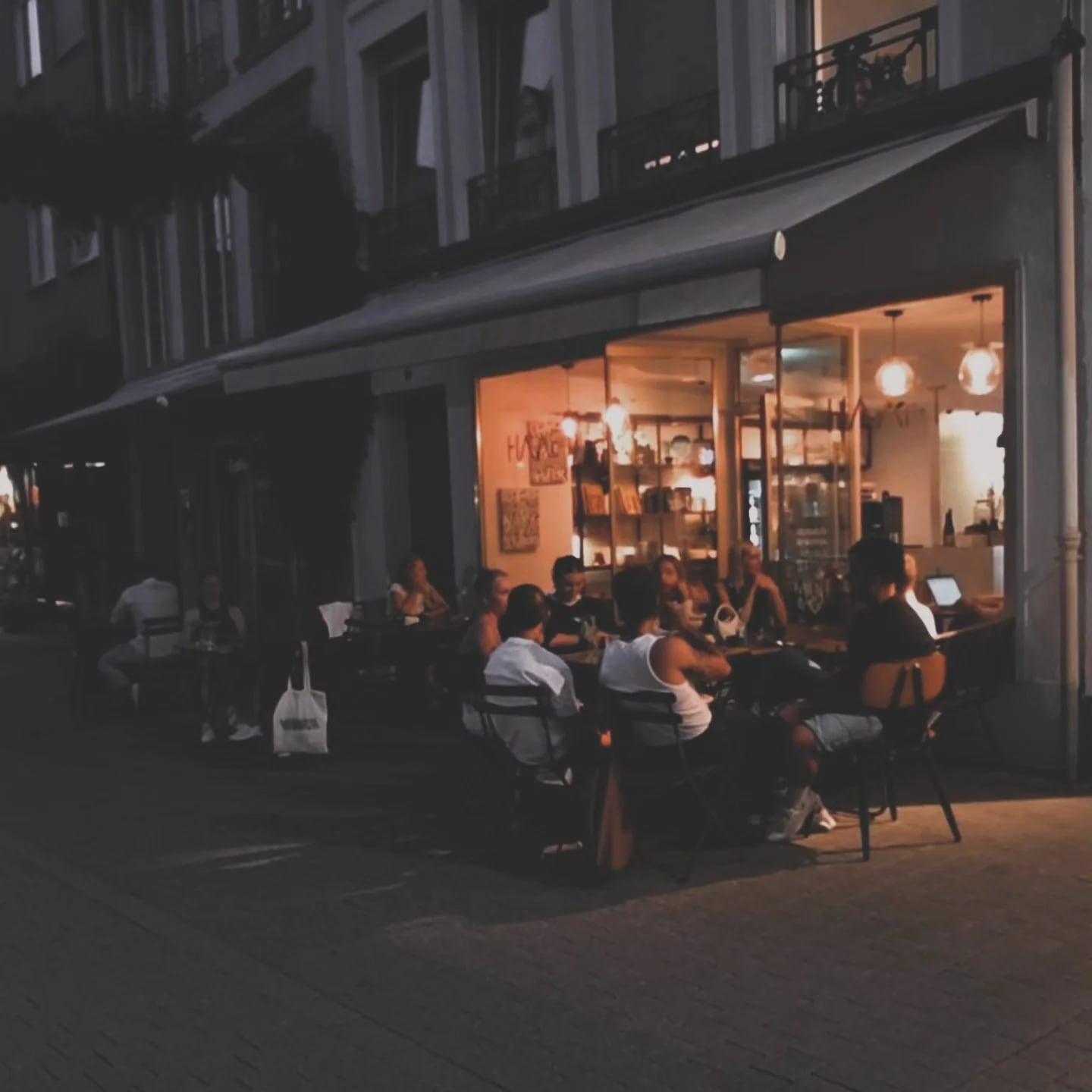 Gäste vor HAAFT in der Neustraße am Abend