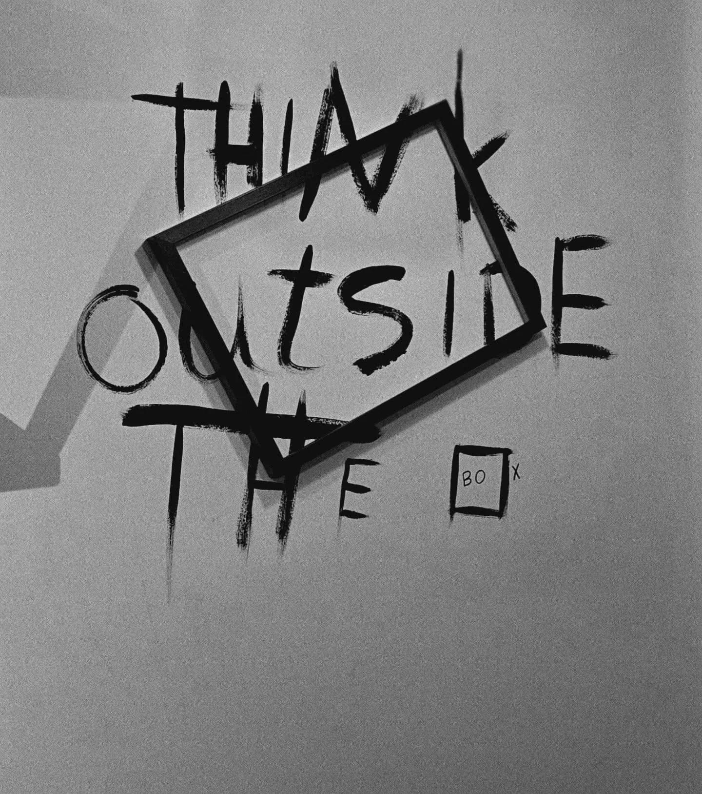 „Think outside the Box“ an der Wand bei HAAFT